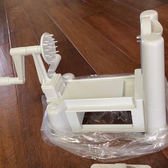 Spiral Vegetable Slicer and Spiral Cookbook Never used - Picture 13 of 13